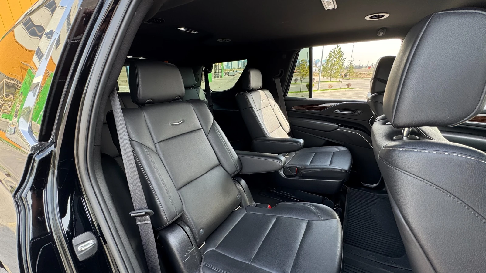 Капитанские кресла второго ряда Escalade, удобные для трансферов с водителем