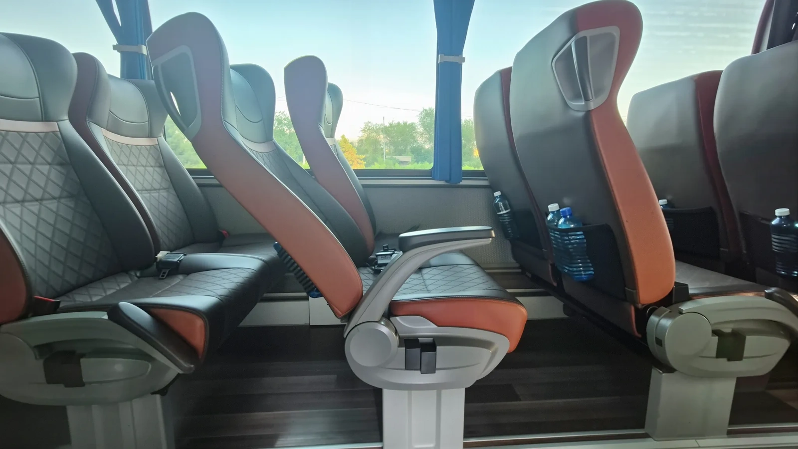 Комфортный кожаный салон VIP-автобуса на 52 места, подходящий для делегаций и статусных событий