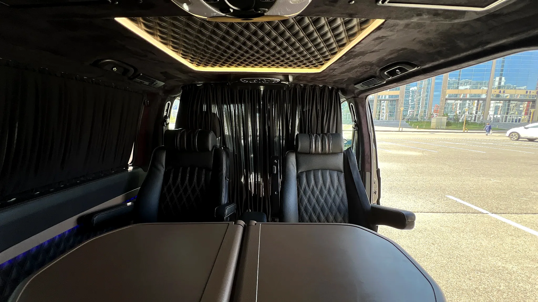 Потолок салона Mercedes-Benz Viano с мягкой отделкой и подсветкой, подходящий для долгосрочной аренды с водителем