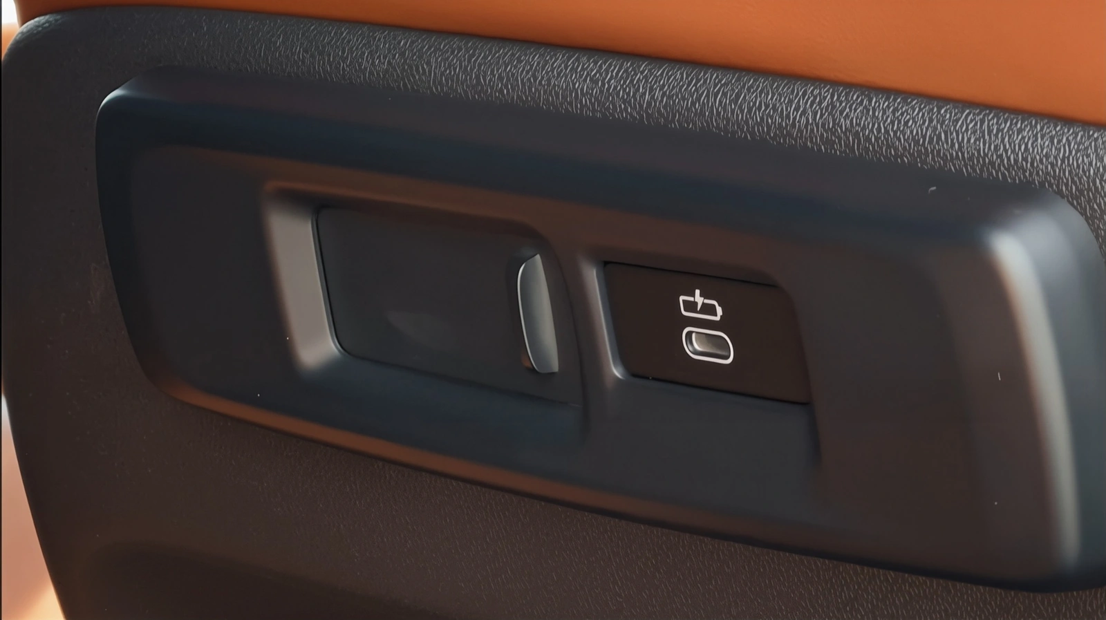 Разъём для зарядки в салоне BMW X5M, который используют при долгосрочной аренде автомобиля для удобных поездок