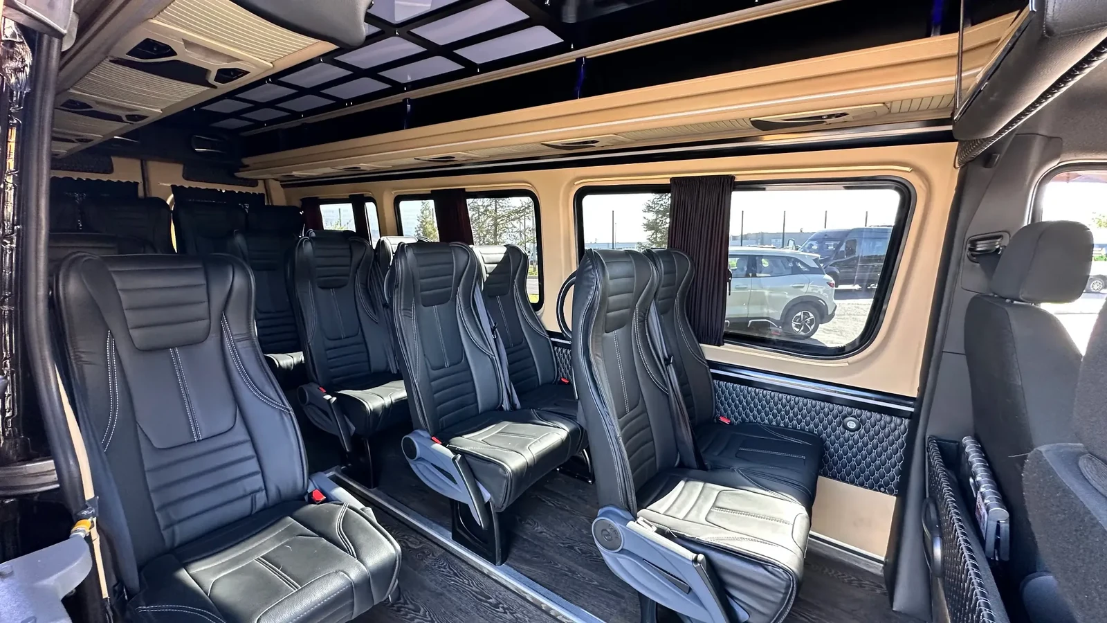 Пассажирский салон Sprinter на 16 мест перед дорогой из Астаны в Караганду