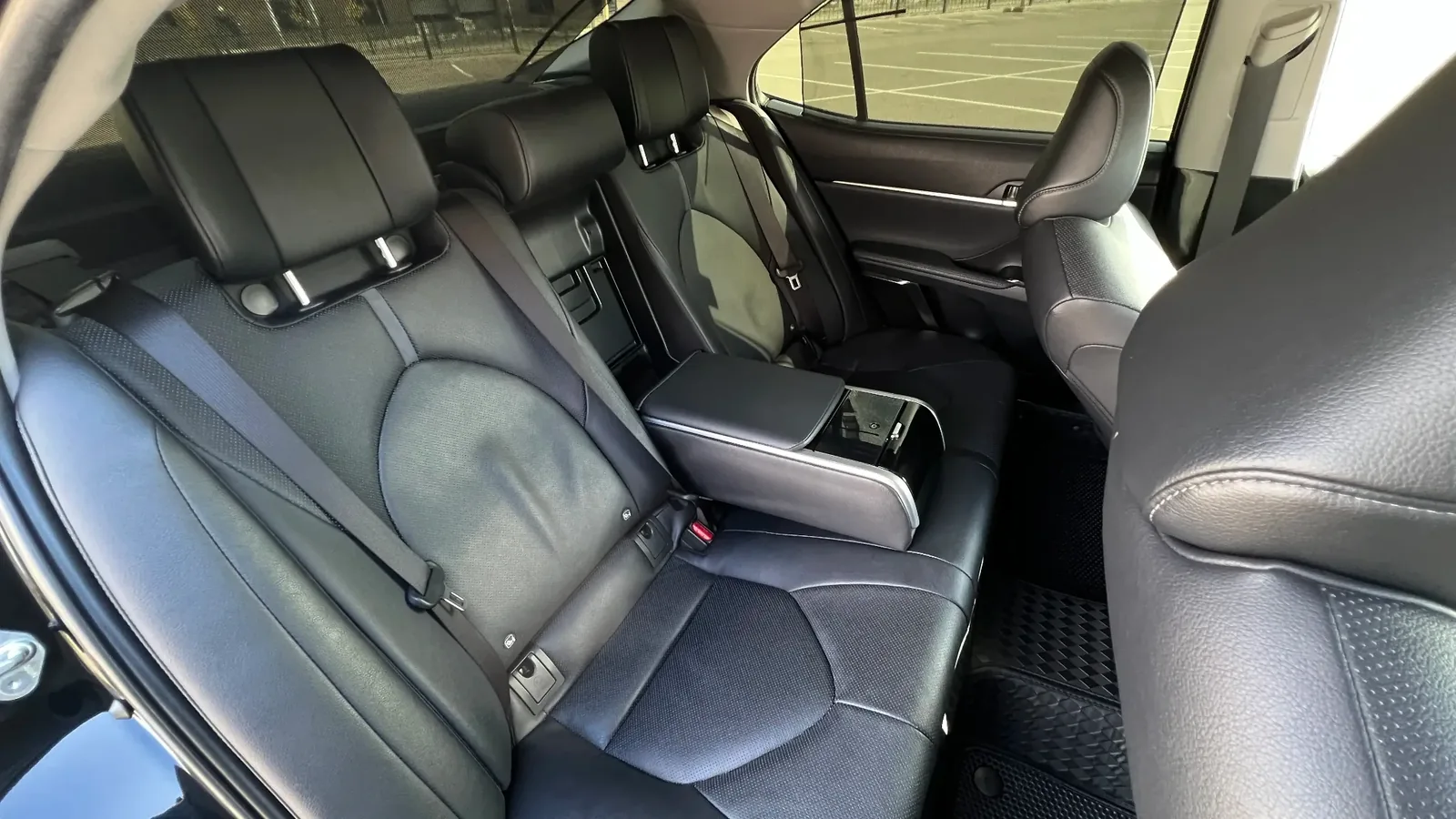 Задний ряд кожаных сидений Toyota Camry 75, салон готов к длительной аренде автомобиля с водителем на месяц