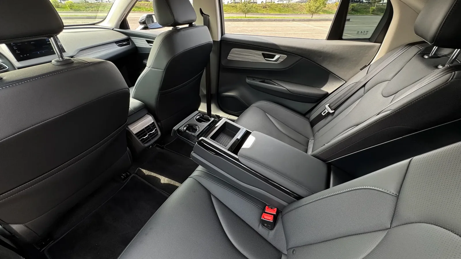 Передние сиденья Hongqi E-QM5 и центральный подлокотник, такой электромобиль применим для трансферов между аэропортом и городом