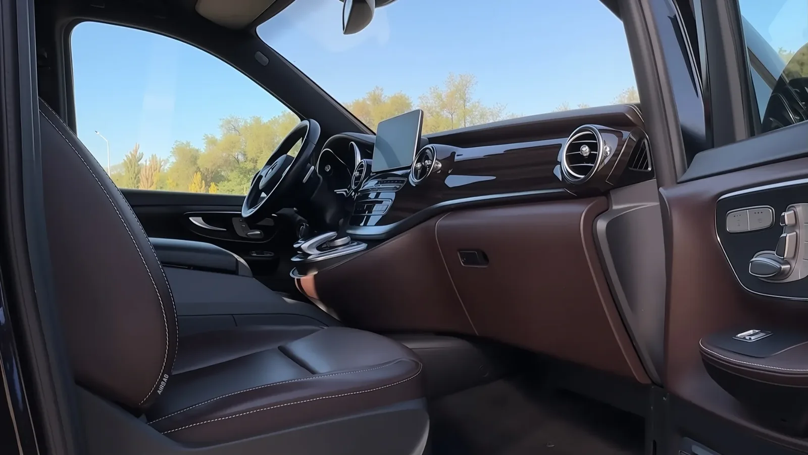Водительское место Mercedes-Benz V-Class с кожаным креслом и современной передней панелью, подготовленное к междугородним маршрутам по Казахстану