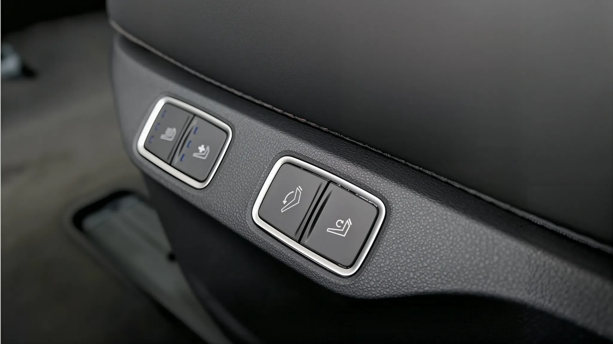 Hyundai Staria LUX сфотографирована сбоку на открытой площадке, такой минивэн часто выбирают для длительных поездок по Казахстану из Астаны