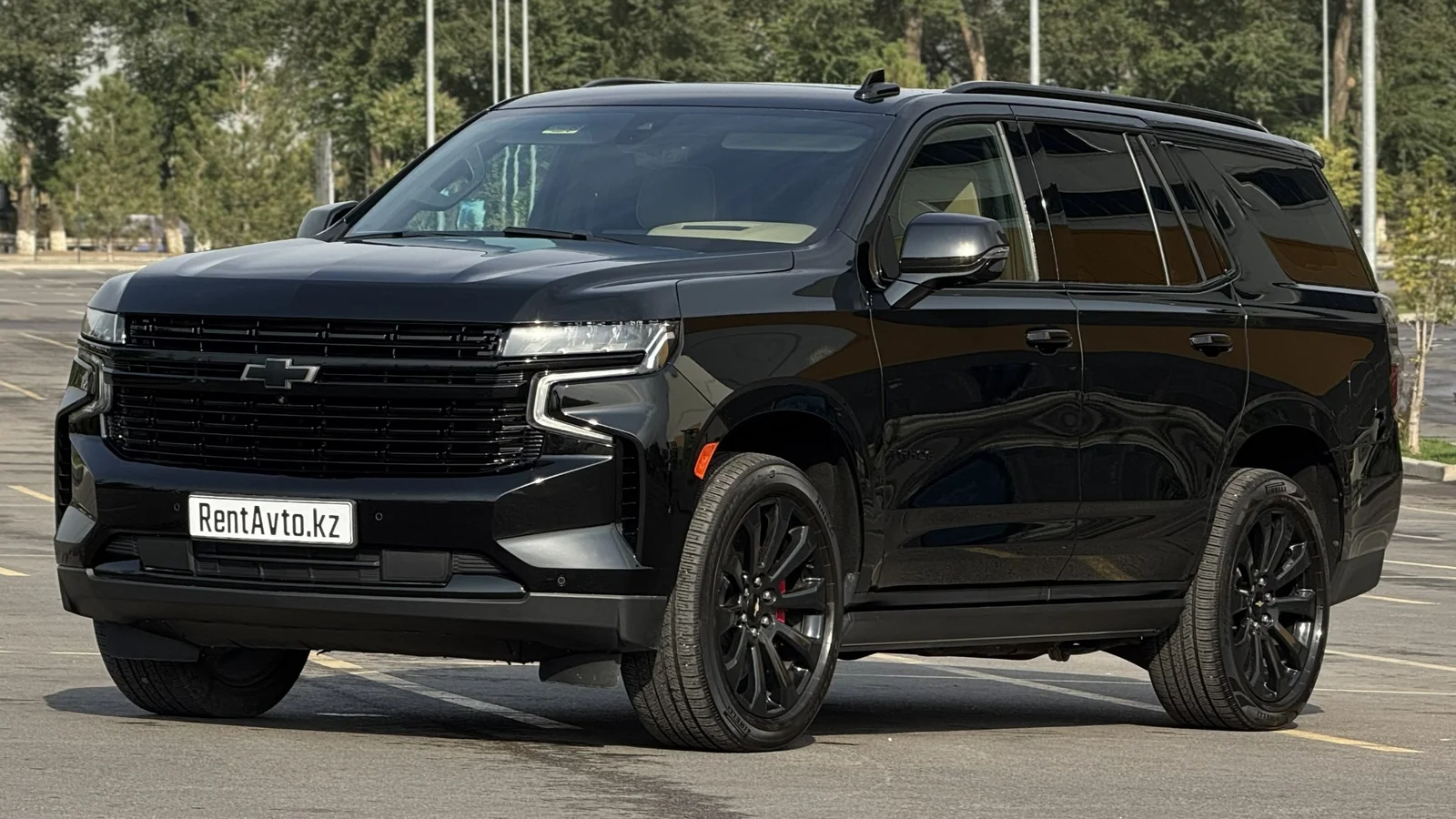 Chevrolet Tahoe с водителем в Астане, который используют для услуг поездок по городу и пригородам