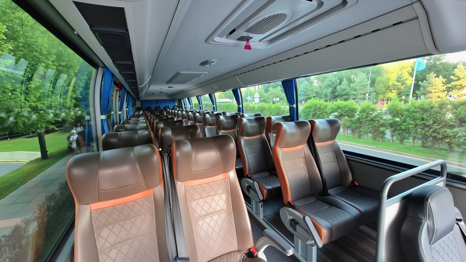 Комфортный кожаный салон VIP-автобуса на 52 места, подходящий для делегаций и статусных событий