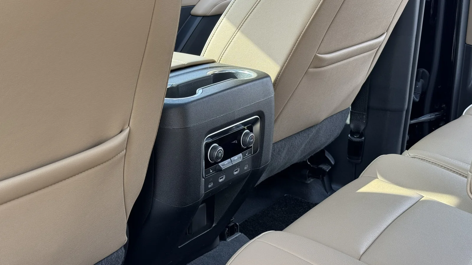 Консоль второго ряда Tahoe, удобная при долгосрочной аренде автомобиля