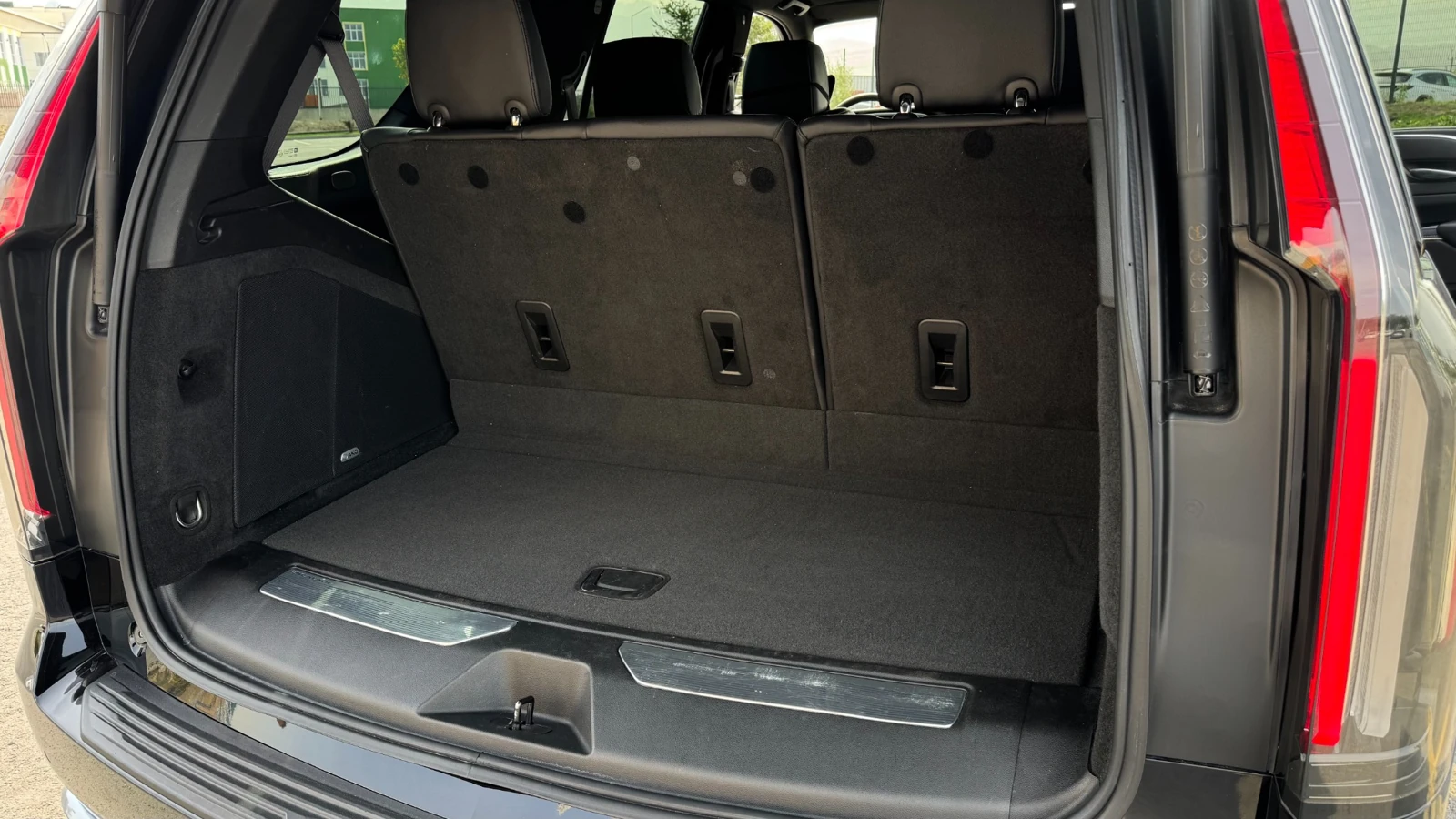 Объёмный багажник Escalade, удобный при маршрутах по Казахстану