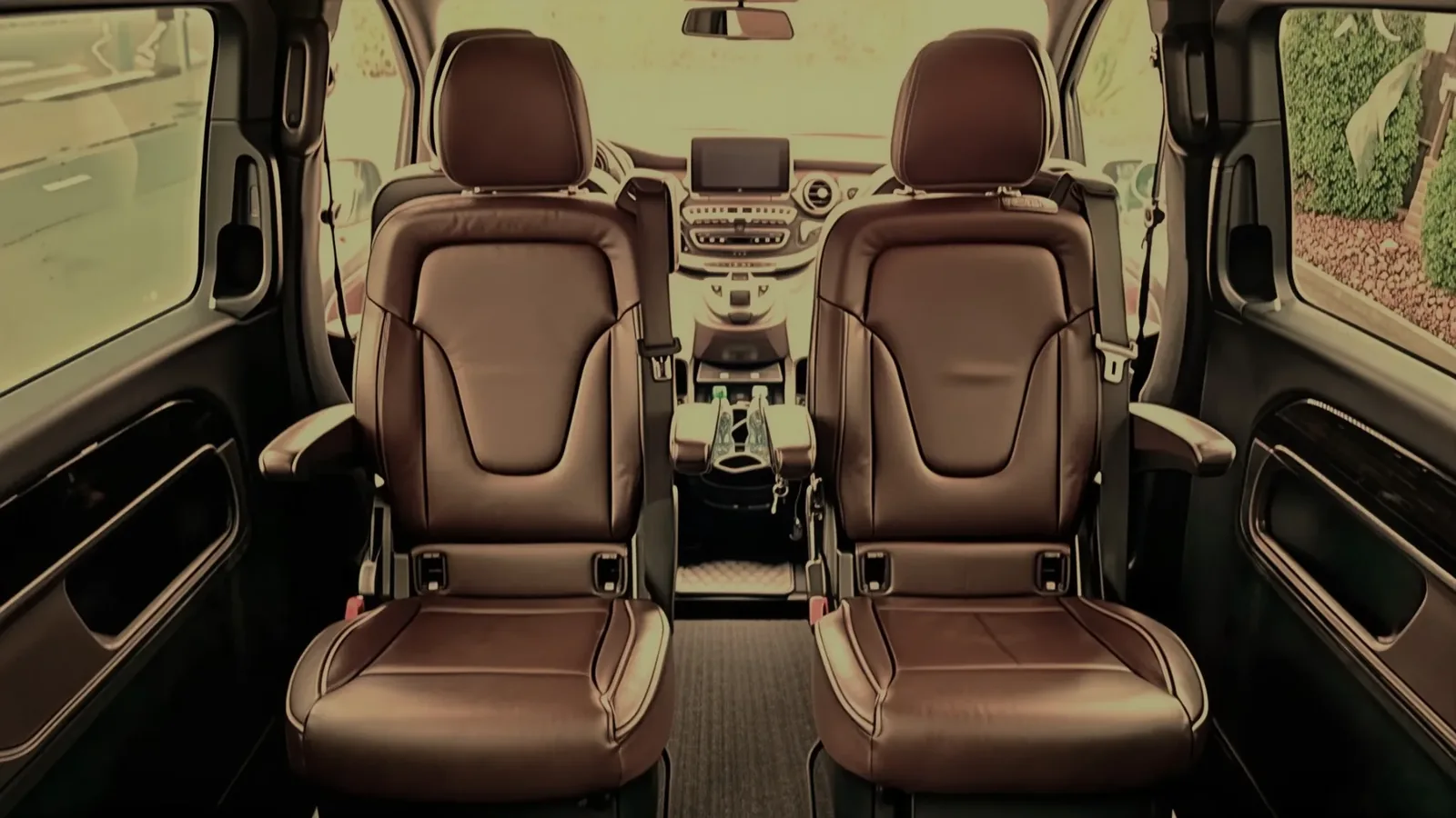 Два раздельных кресла Mercedes-Benz V-Class с высокой спинкой и выраженной боковой поддержкой, подходящие для заказа минивэна с водителем на деловые встречи