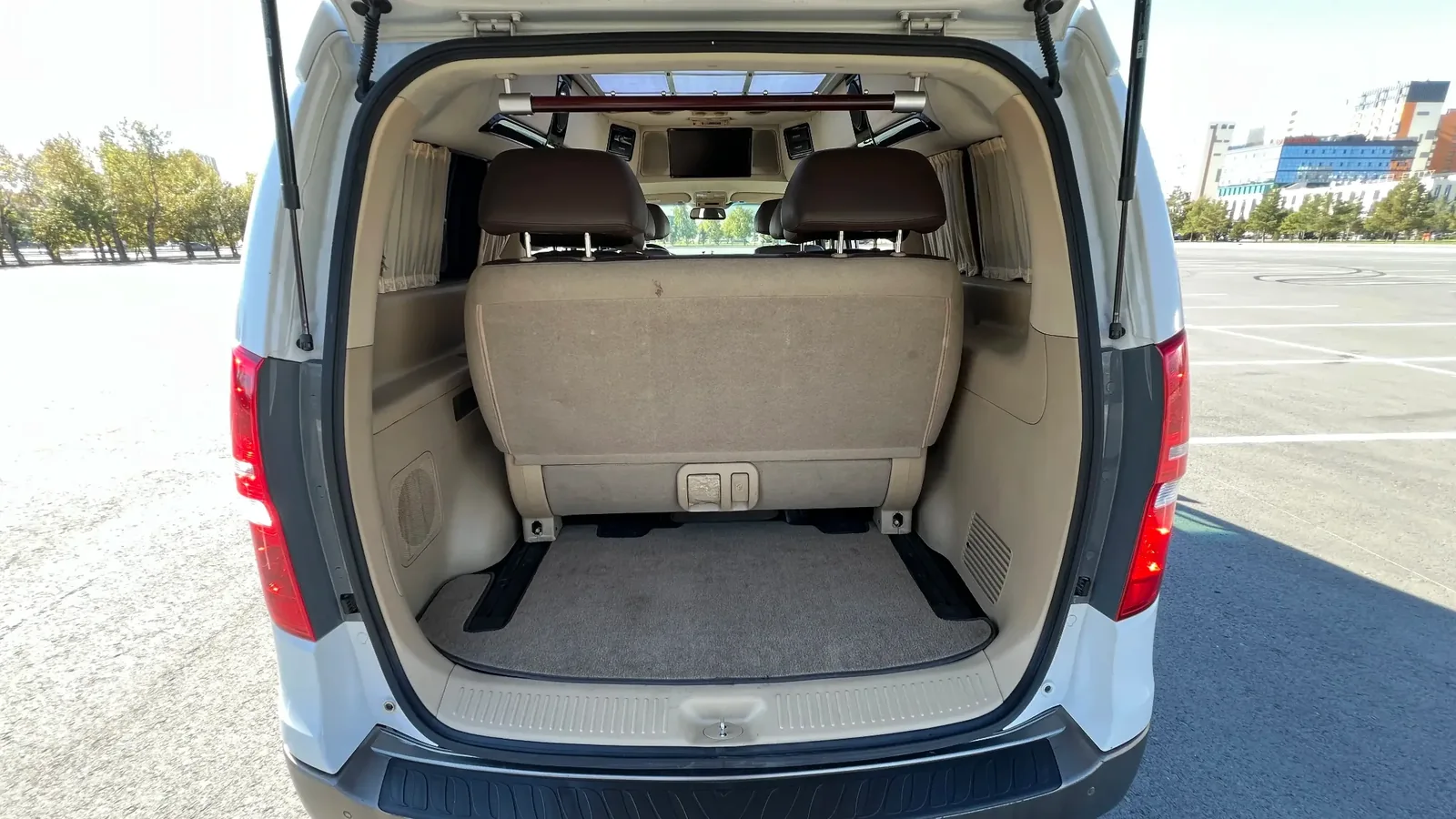 Открытый багажник Hyundai Grand Starex с ровным полом и широким проёмом, удобный для почасовой аренды под деловые поездки