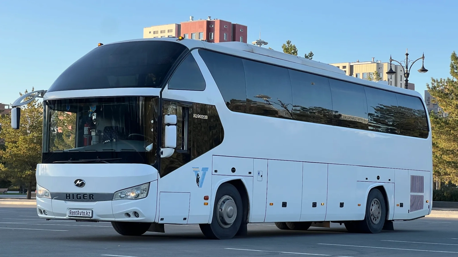 Белый туристический автобус Higer на 50 мест стоит на площадке в Астане, его используют как транспорт с водителем для групповых поездок