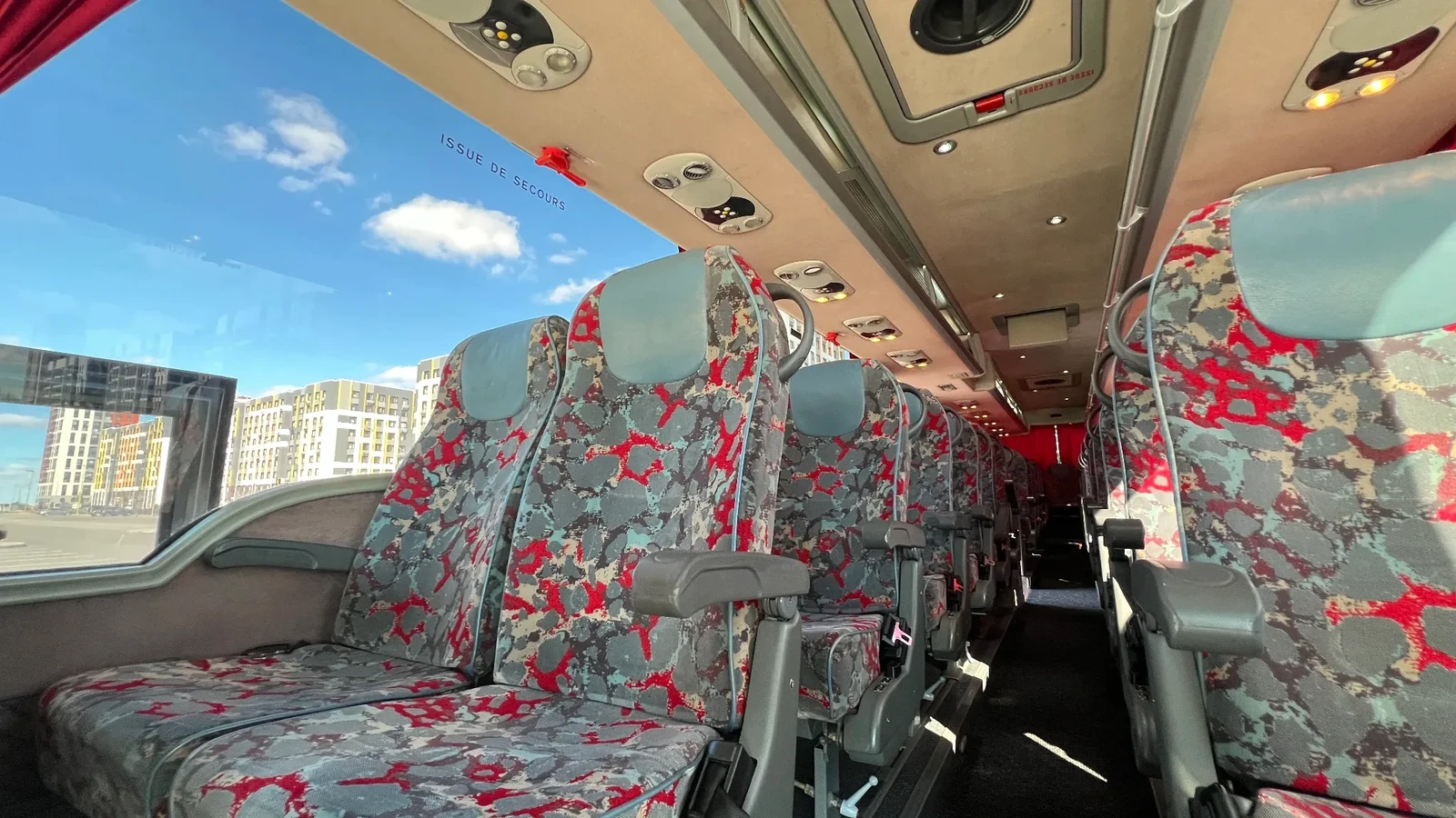 Ряды сидений автобуса VanHool перед отправлением по маршруту из Астаны в Кокшетау