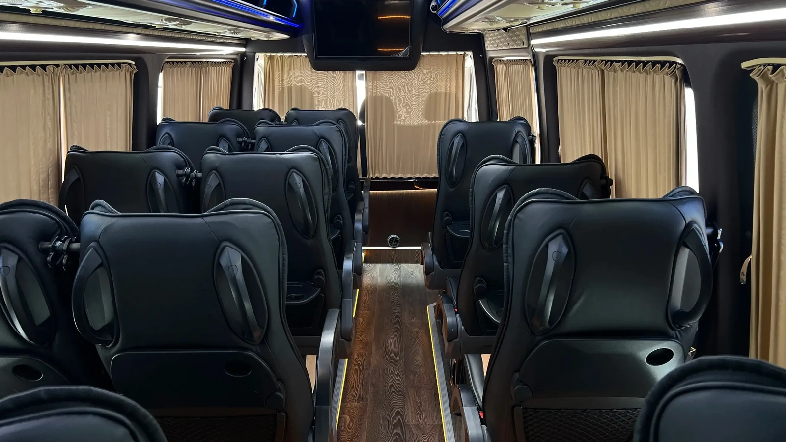 Передняя зона салона Sprinter на 20 мест с обзором кабины, применяемая для развозки сотрудников и корпоративных маршрутов по Астане