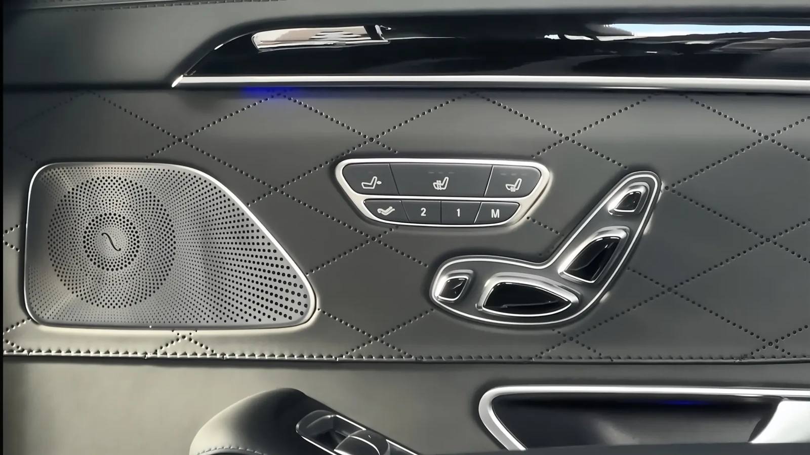 Дверная панель Mercedes-Benz S-Class 222 с декоративной прострочкой, динамиком и блоком управления сиденьем, деталь бизнес-седана в корпоративном автопарке