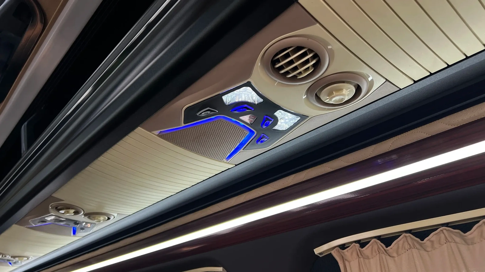 Белый Mercedes-Benz Sprinter на 20 мест в боковом ракурсе на городской улице Астаны перед работой в суточном режиме