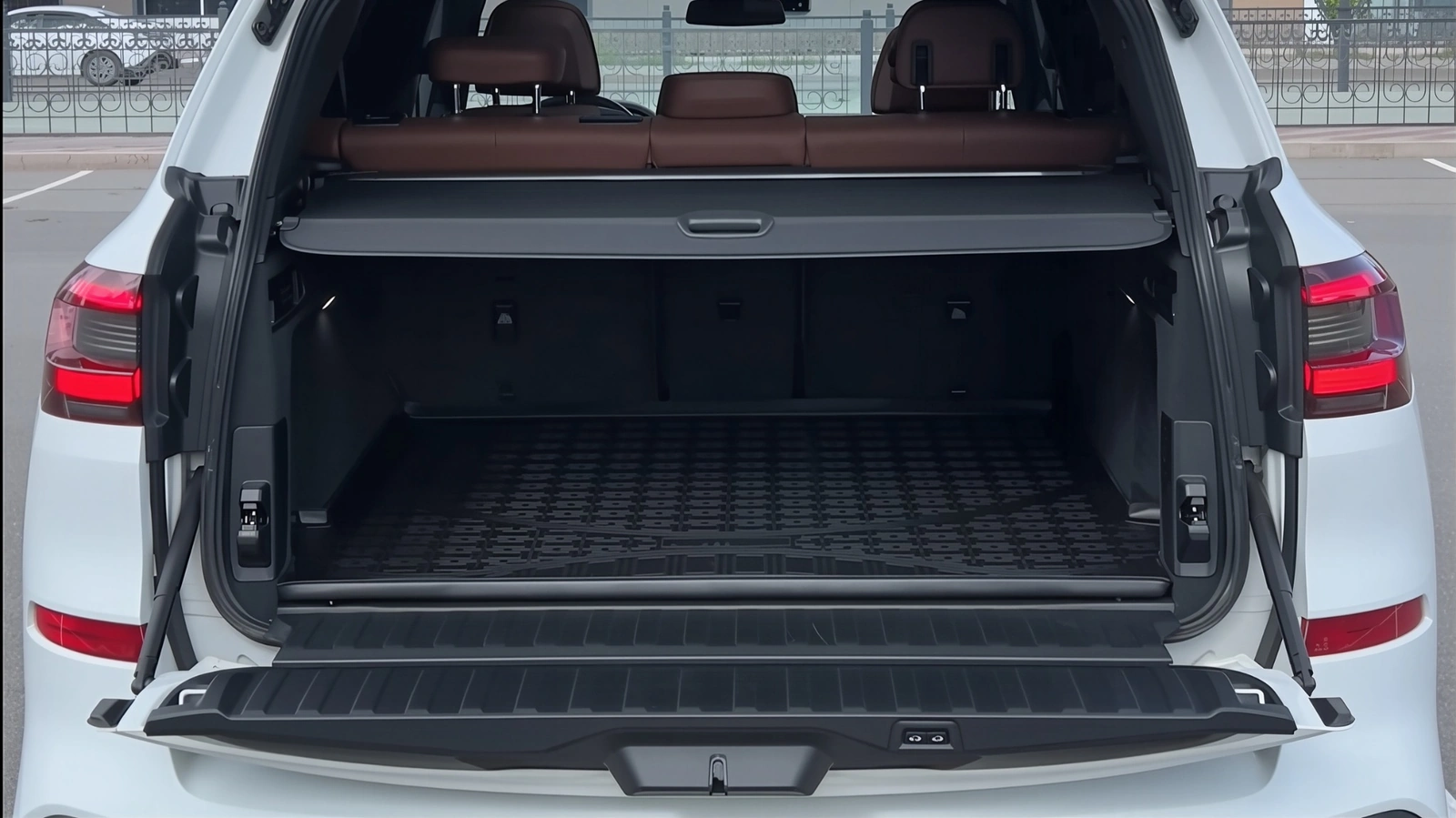Объёмный багажник BMW X5M, который используют при почасовой аренде для городских дел