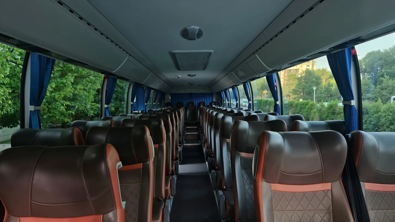 Салон междугороднего автобуса с мягкими креслами, подходяцего для суточных поездок