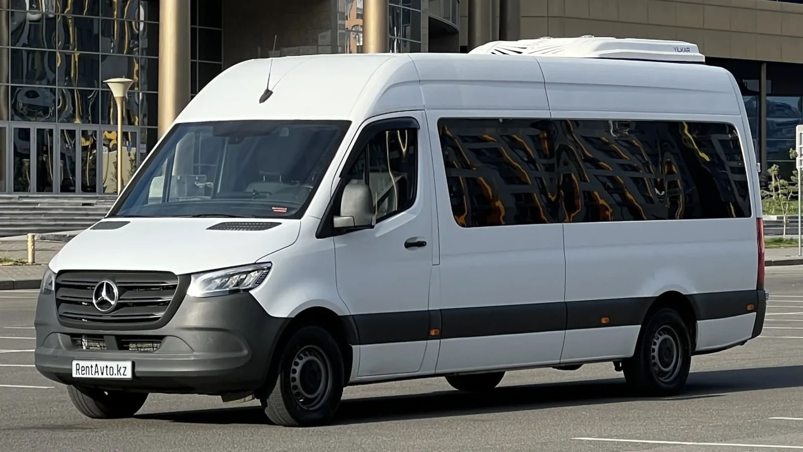 Белый микроавтобус Спринтер на 17 мест перед выездом на прокат с водителем по заявке