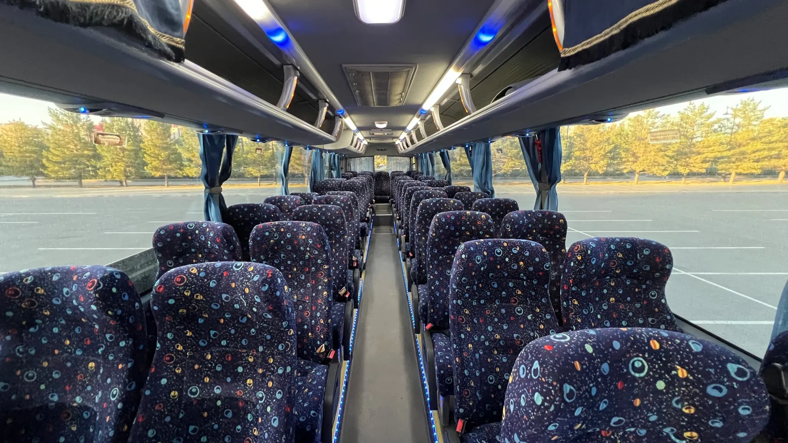 Вид из задней части салона автобуса Higer, показывающий вместимость и комфорт для тех, кто планирует брать автобус для группы