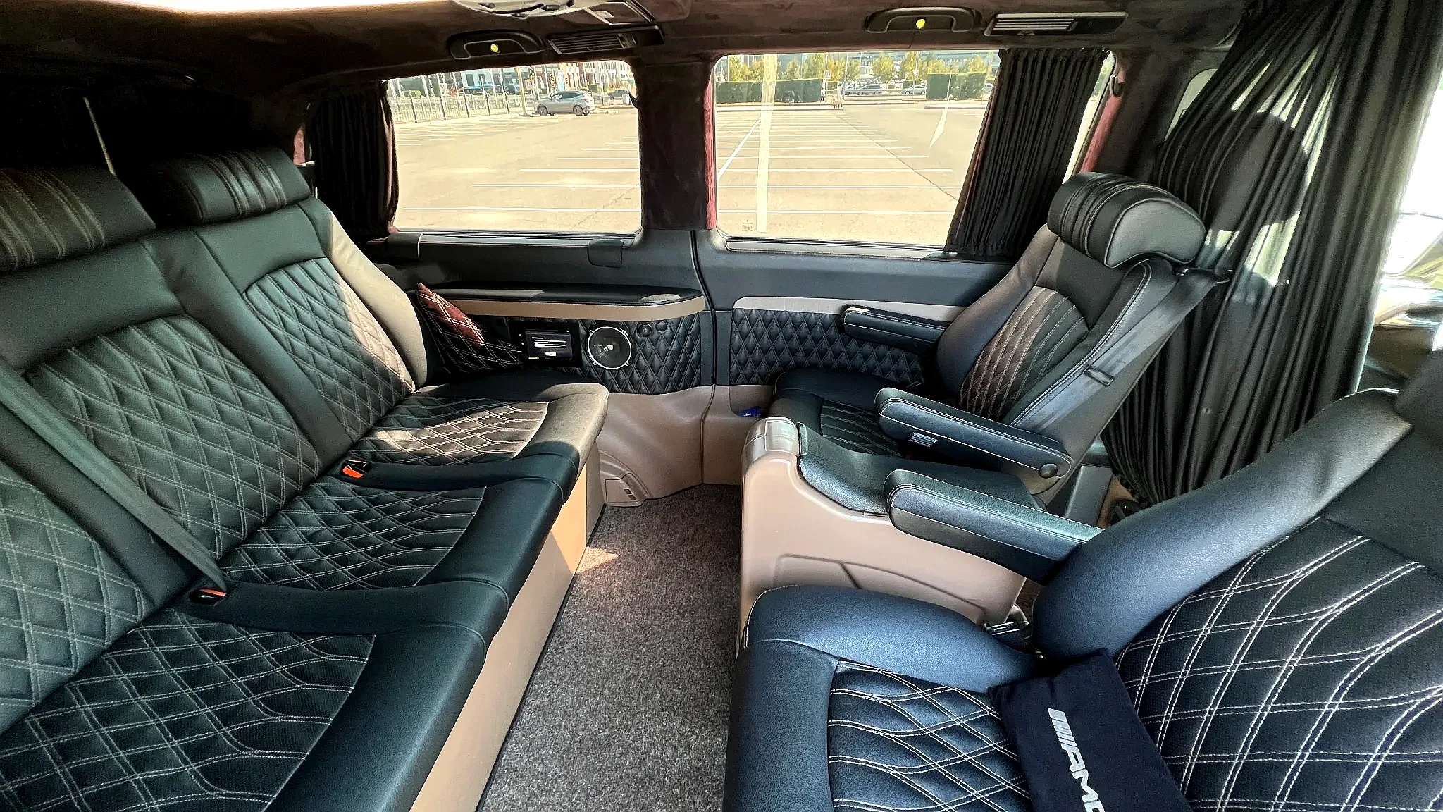 Салон Mercedes-Benz Viano с кожаными диванами, рассчитаный на предоставление деловым клиентам на месяц