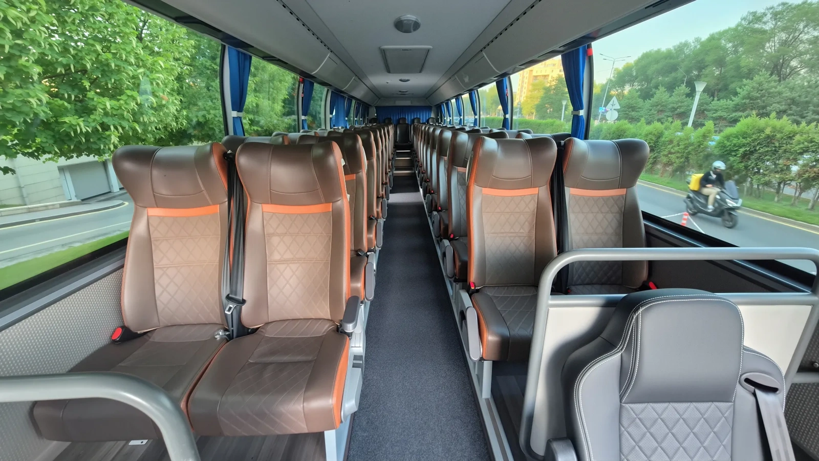 Салон междугороднего автобуса с мягкими креслами, подходяцего для суточных поездок