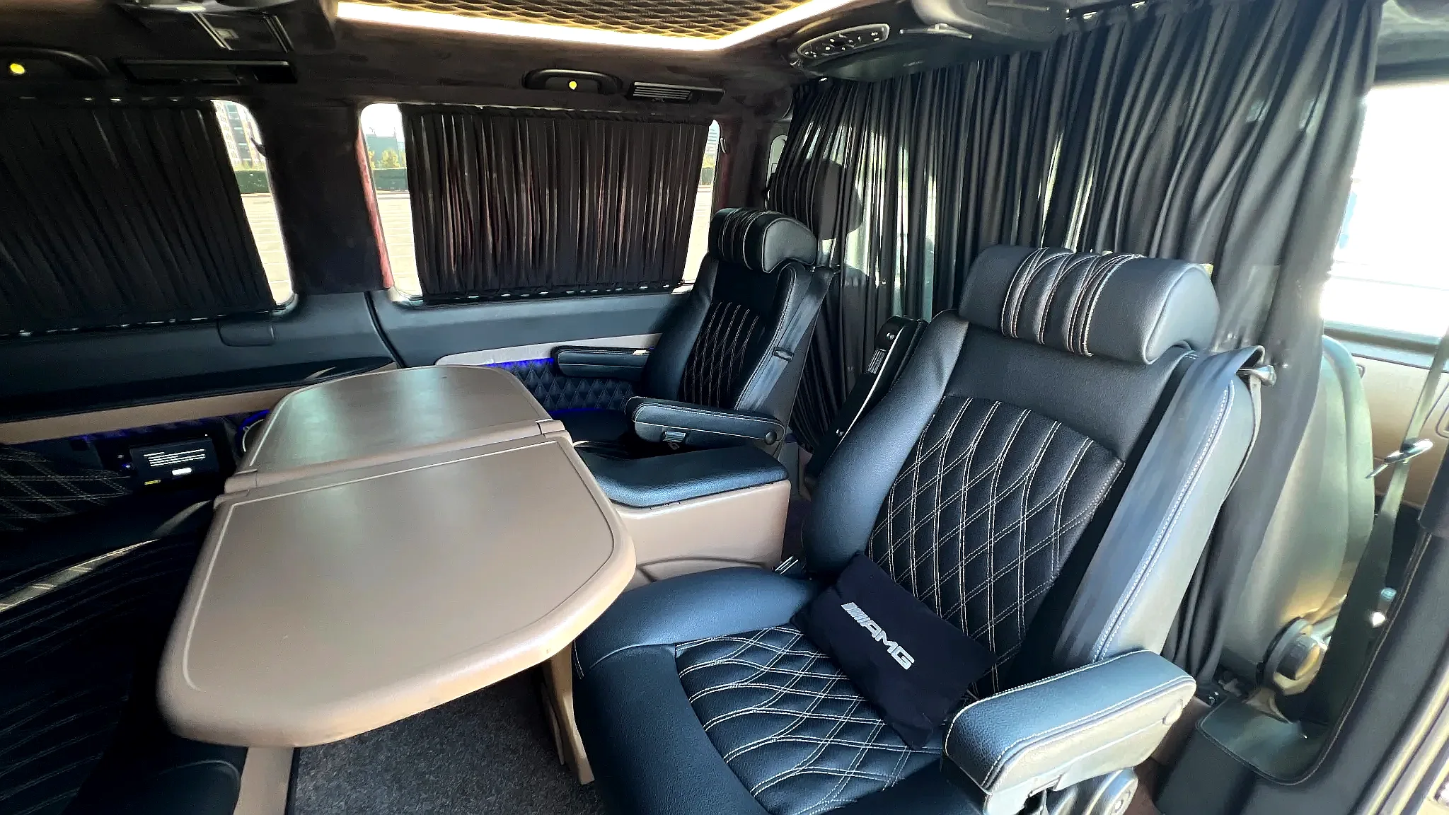 Салон Mercedes-Benz Viano с раздельными кожаными креслами, стоящий в черте города