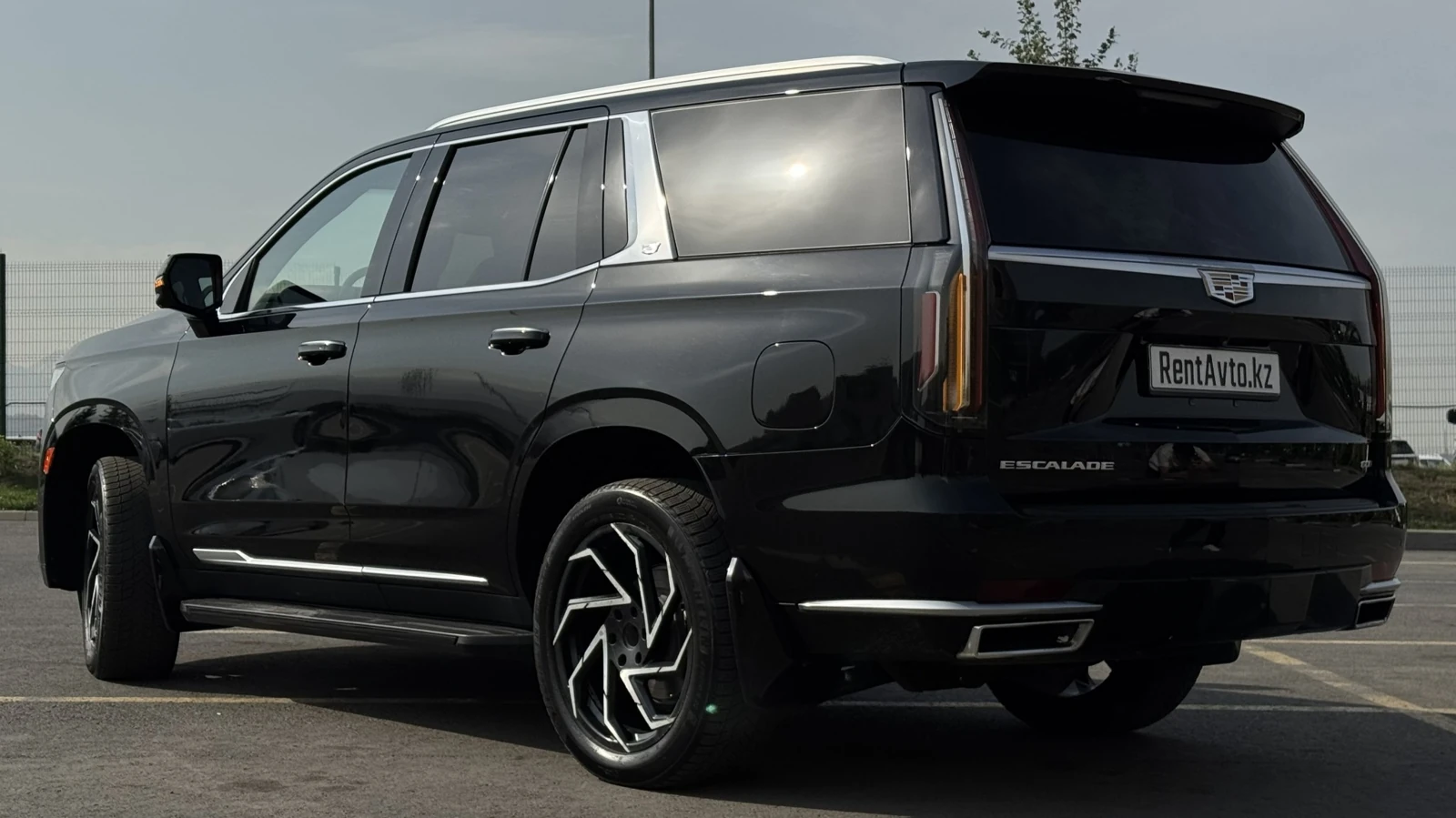 Cadillac Escalade на дороге в Астане, который выбирают для поездок с личным водителем