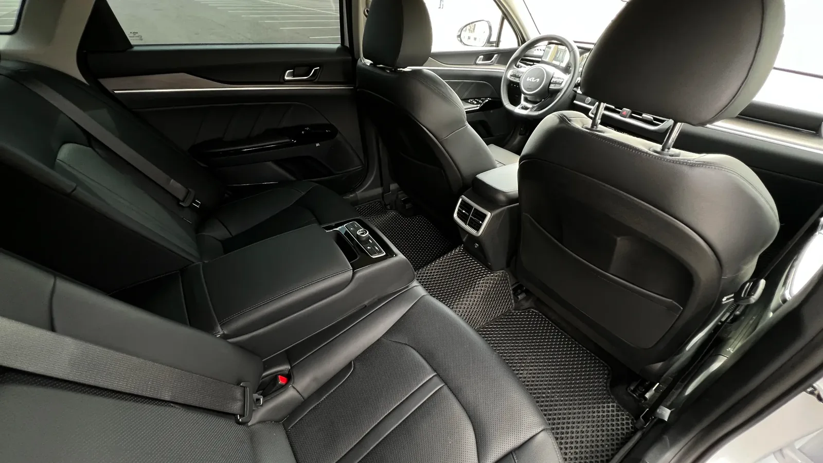 Передняя часть салона KIA K5 с двумя креслами, используемого водителем как личный автомобиль для сопровождения клиентов