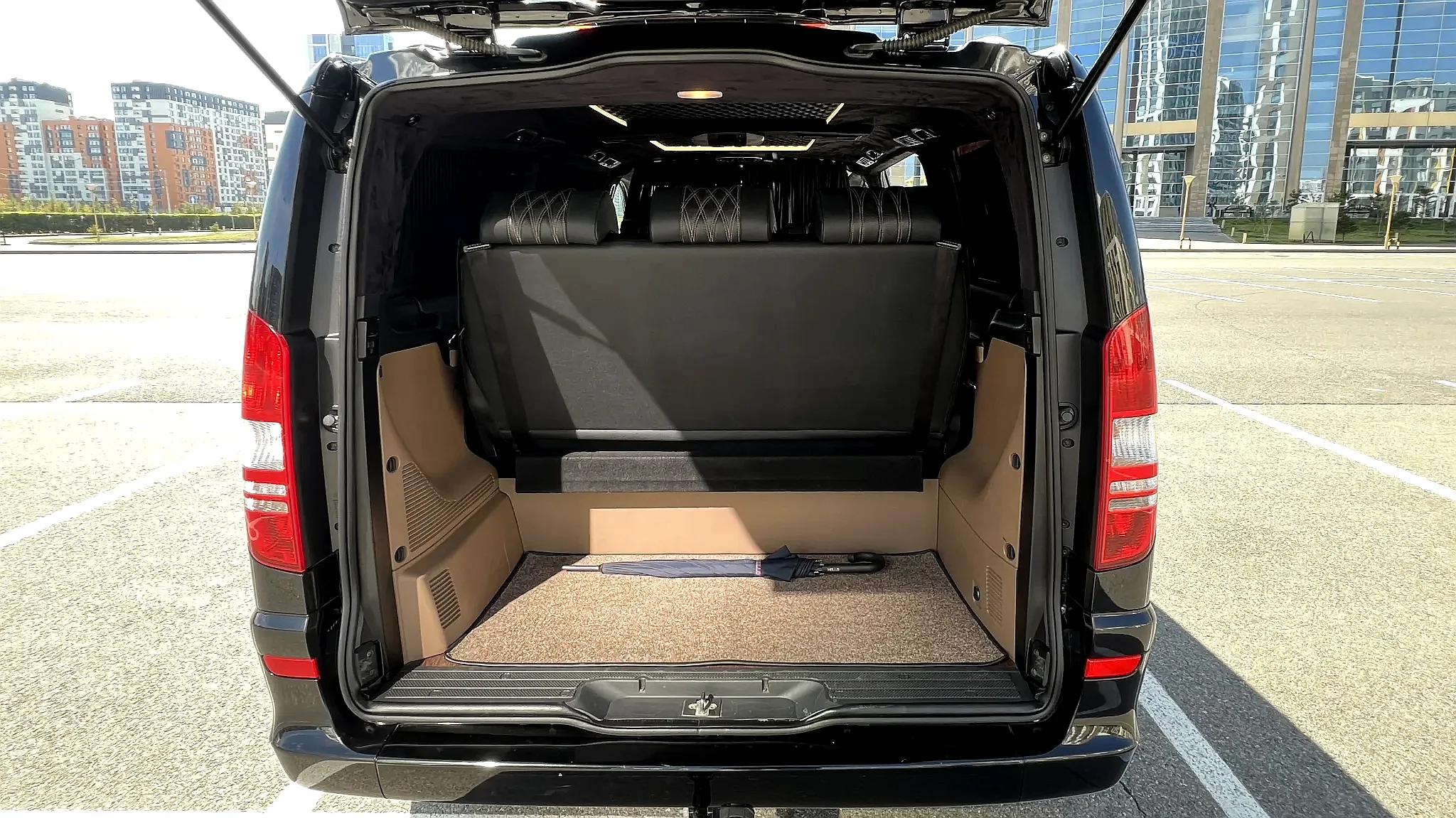 Открытый багажник Mercedes-Benz Viano с ровным полом и высоким проёмом для размещения чемоданов