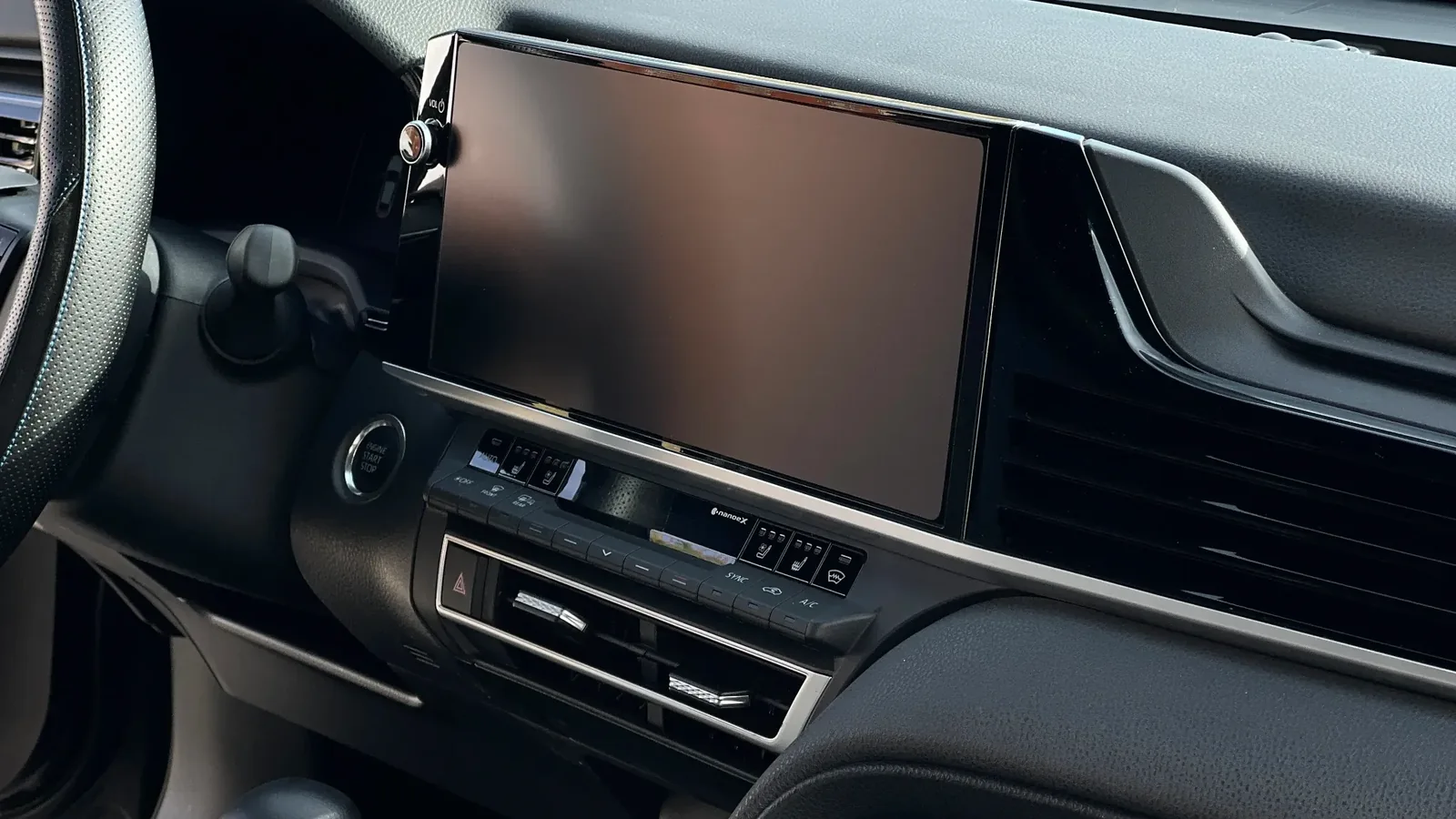 Центральная консоль Toyota Camry 80 с большим экраном при краткосрочной эксплуатации седана