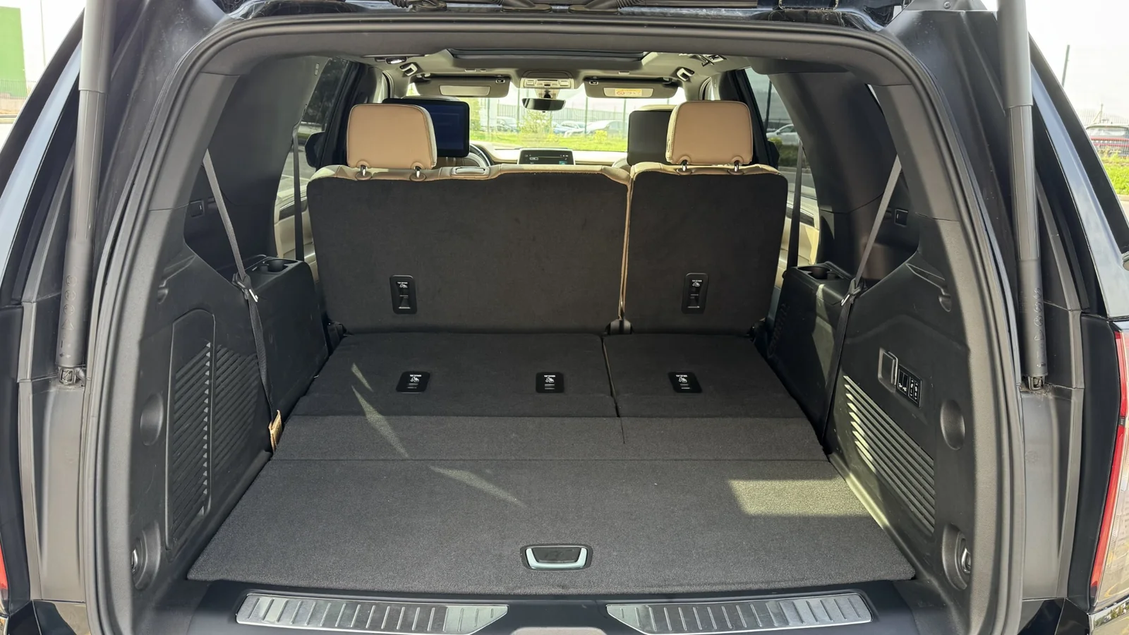 Багажное отделение Tahoe со сложенным третьим рядом, удобное при почасовой аренде