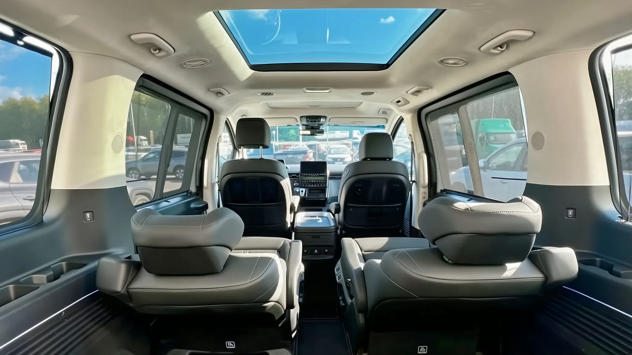 Салон Staria LUX с панорамной крышей и несколькими рядами сидений, освещённый дневным светом