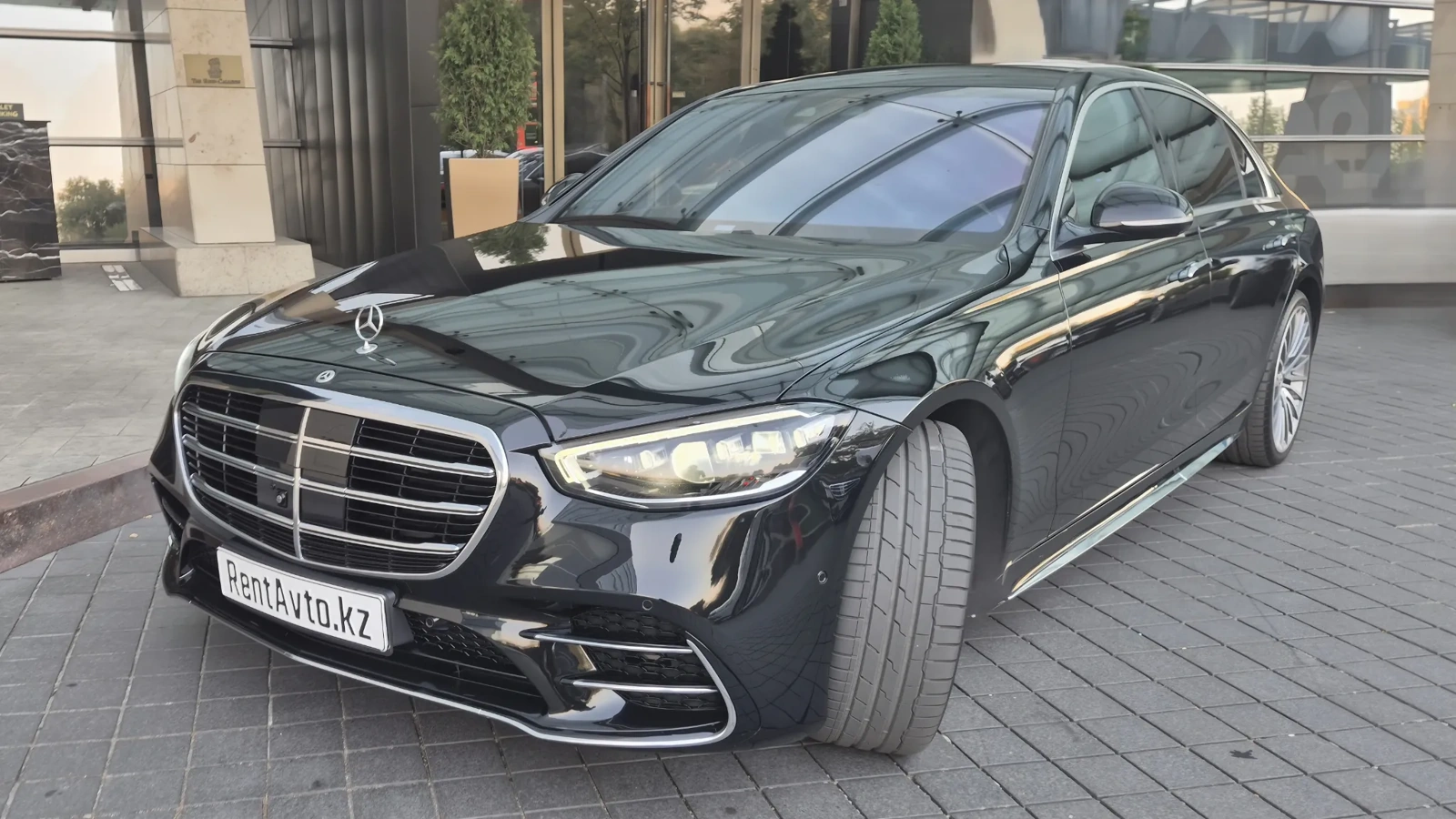 Mercedes-Benz S-Class 223 припаркован у входа на площадку мероприятия, автомобиль подают на официальное событие