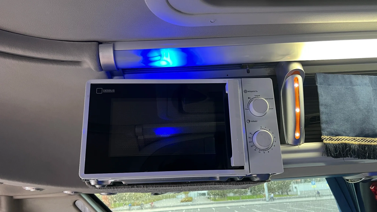 Встроенная микроволновая печь и полки в современном туристическом автобусе Higer, обеспечивающем сервис в пути