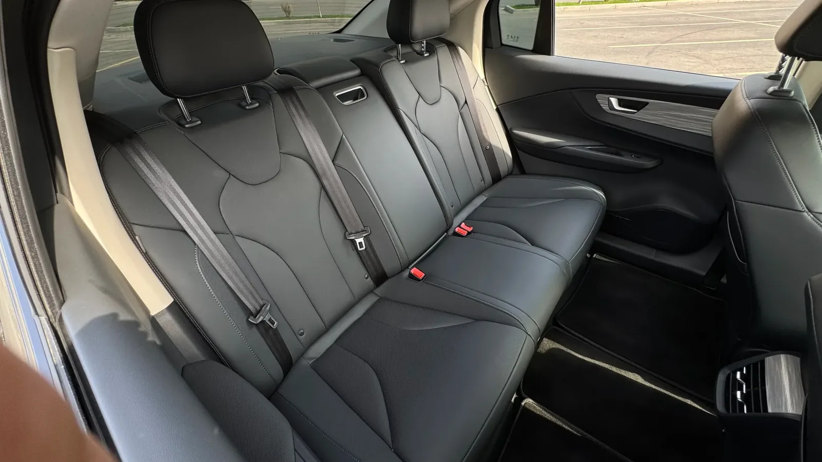 Задний диван Hongqi E-QM5 на три места с отдельными подголовниками, подходящий для посуточной аренды автомобиля с водителем