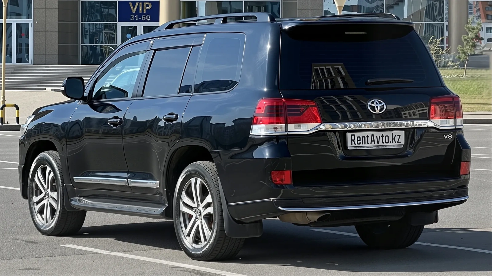 Внедорожник Toyota Land Cruiser 200 в классическом черном цвете для уверенных поездок по Астане и междугородним маршрутам