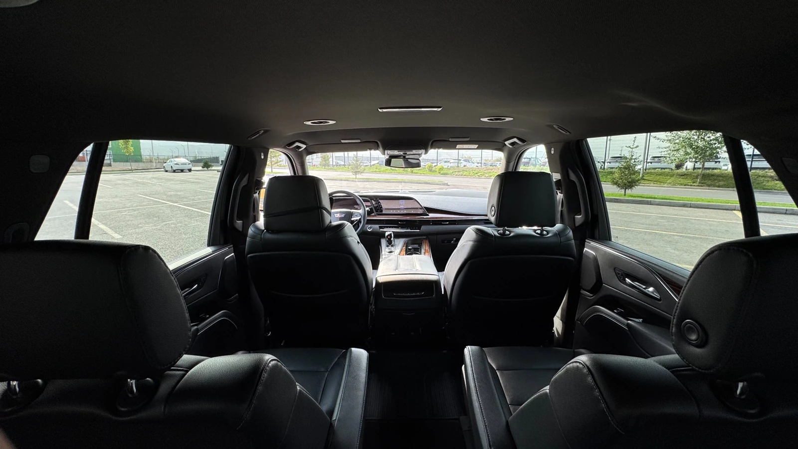 Салон Escalade во время загородной поездки из Астаны с водителем