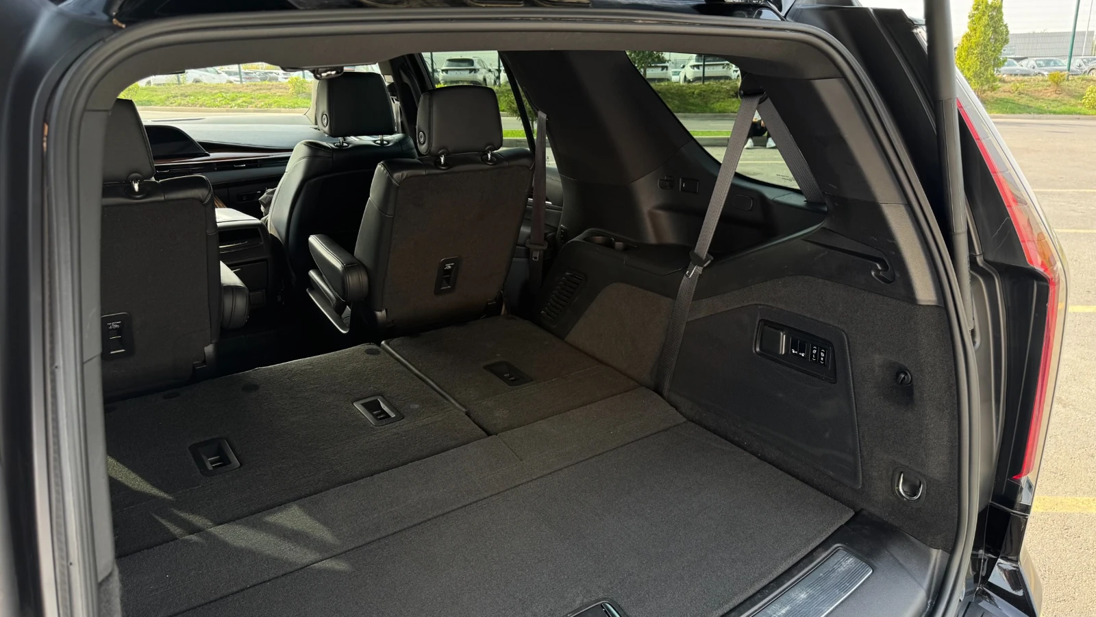 Открытый багажный отсек Escalade, используемый для поездок на мероприятия