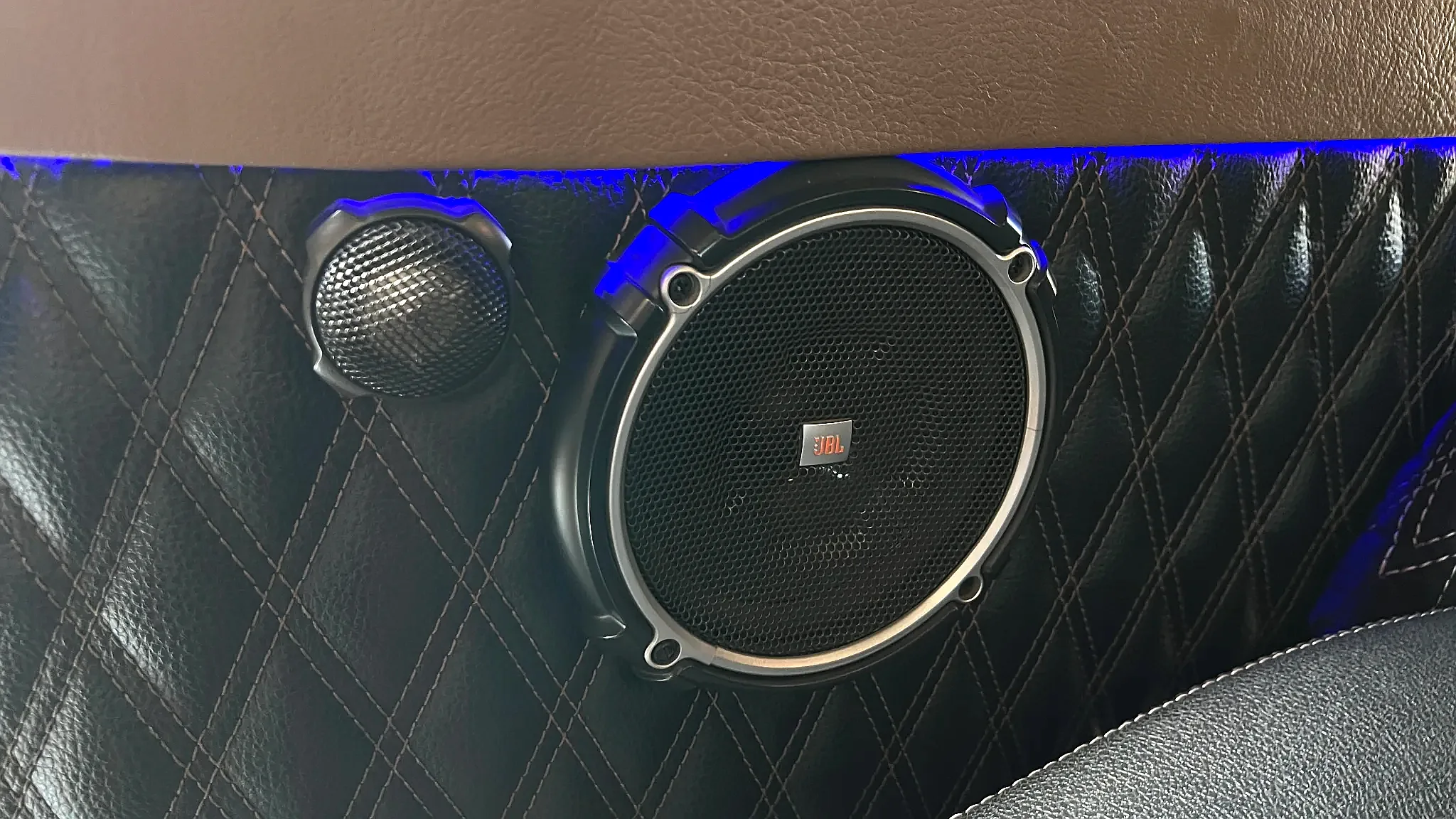 Боковая панель салона Mercedes-Benz Viano с акустической решёткой и синей декоративной подсветкой