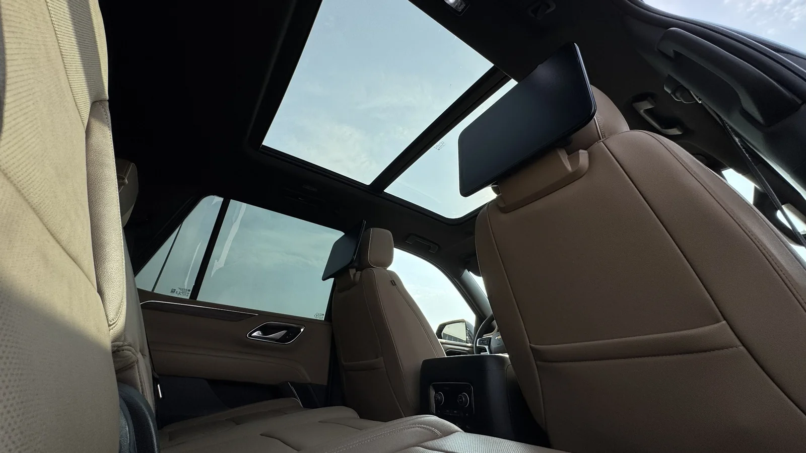 Салон Chevrolet Tahoe с панорамной крышей, комфортный для суточной аренды внедорожника