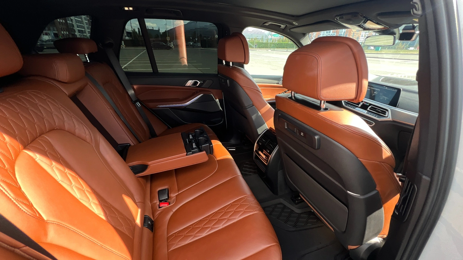 Комфортные задние сиденья BMW X5M, актуальные для трансферов и городских поездок