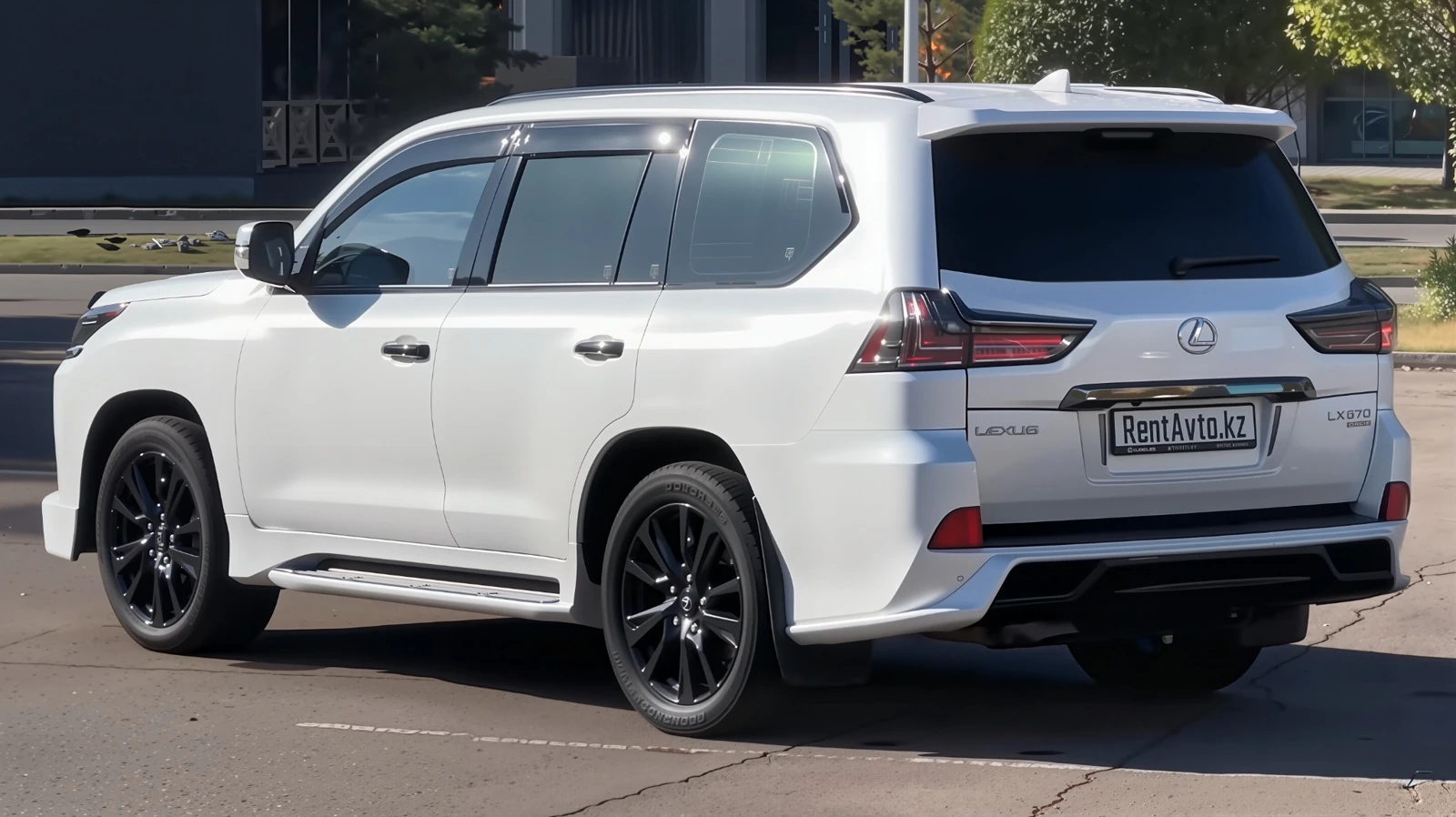 Задний ракурс Lexus LX570 с массивным кузовом, удобный для поездок по городу и пригородам