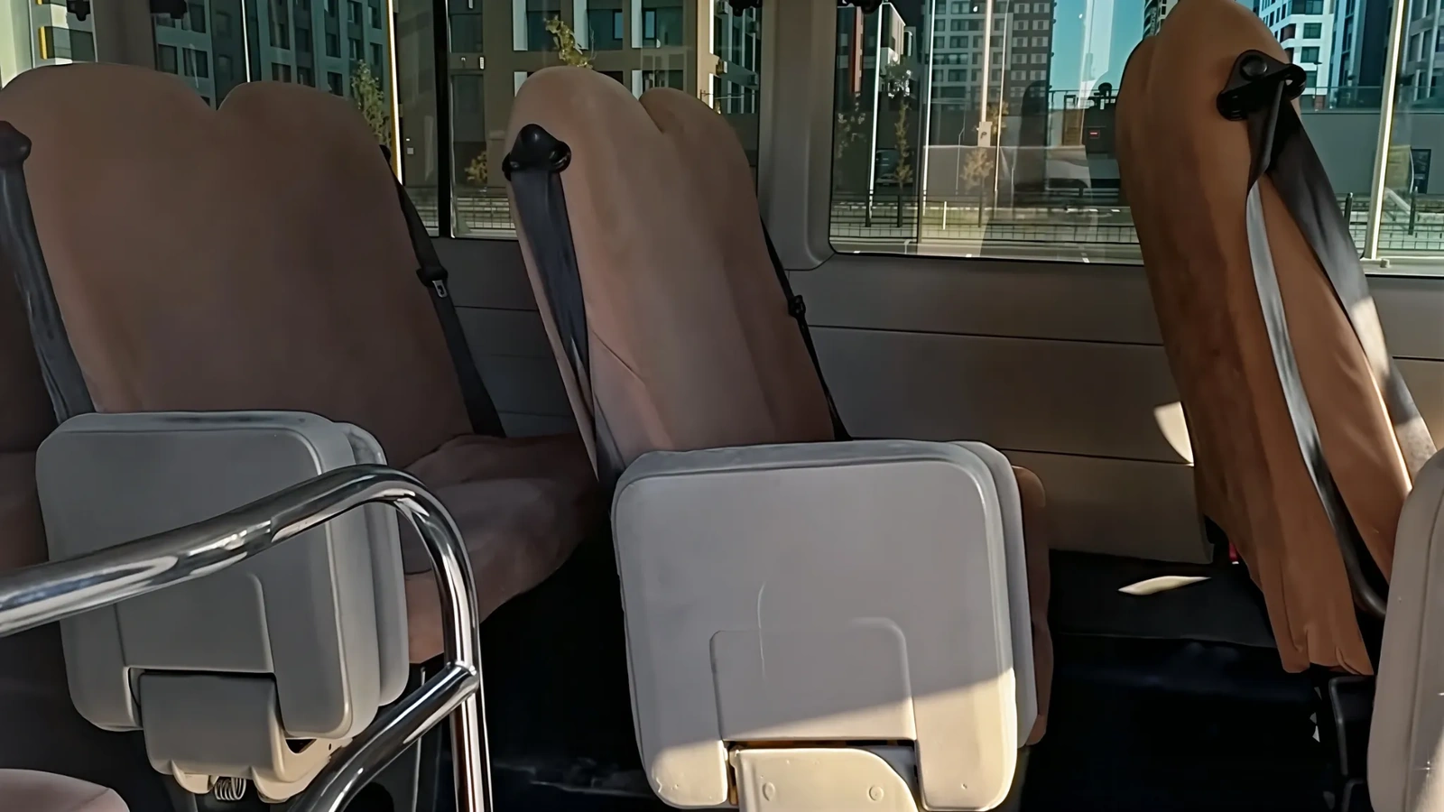 Ряд кресел с возможностью раскрытия в салоне Toyota Coaster, подготовленном к выезду на место отдыха из Астаны