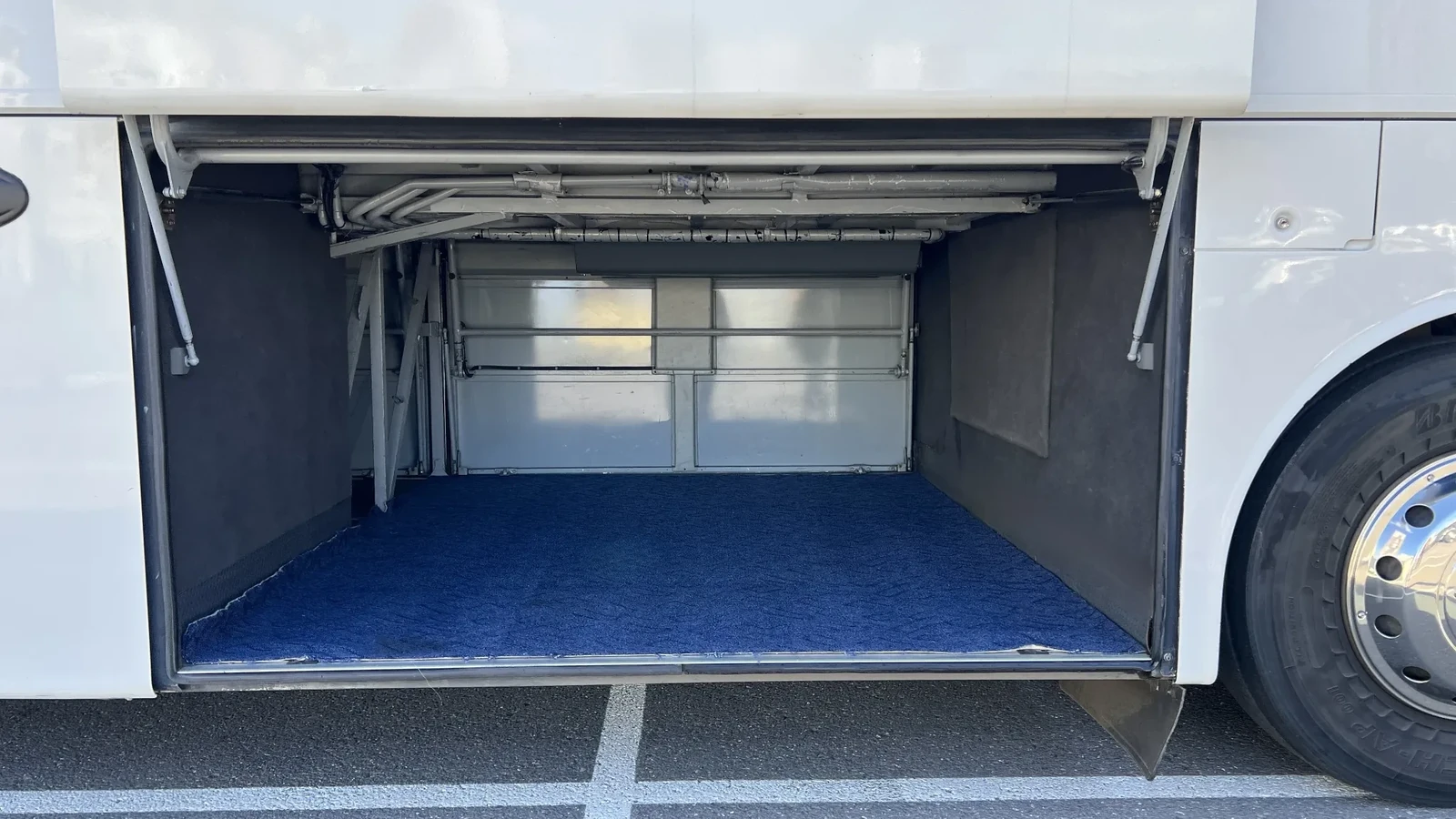 Автобус VanHool крупным планом спереди, подходит для суточной работы под интенсивный график поездок