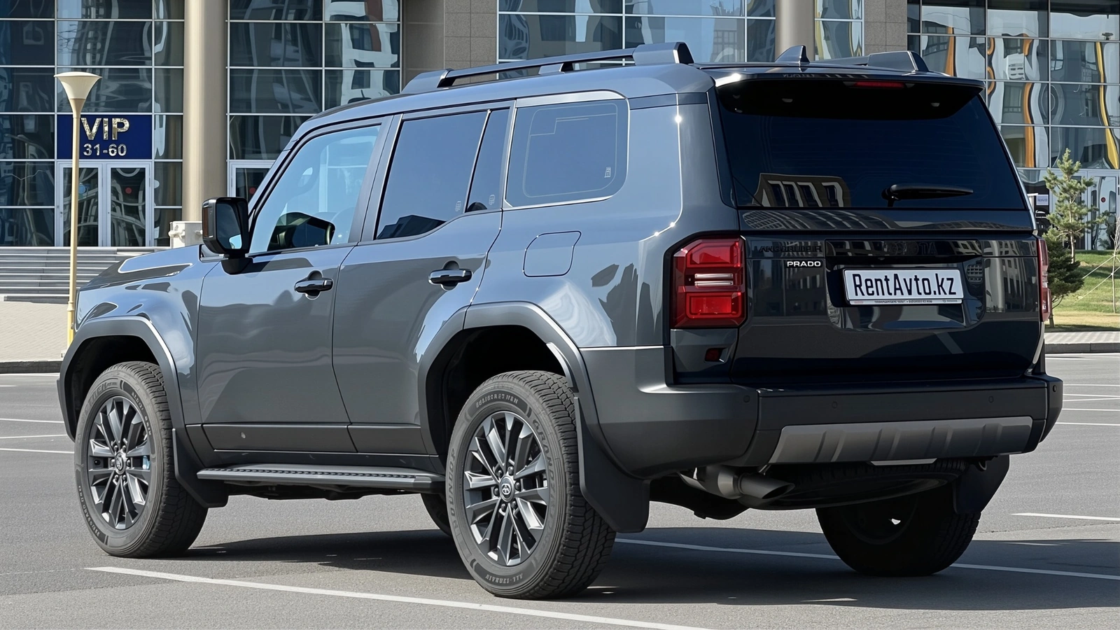 Боковой ракурс Toyota Land Cruiser Prado 250, популярного для городских поездок с водителем