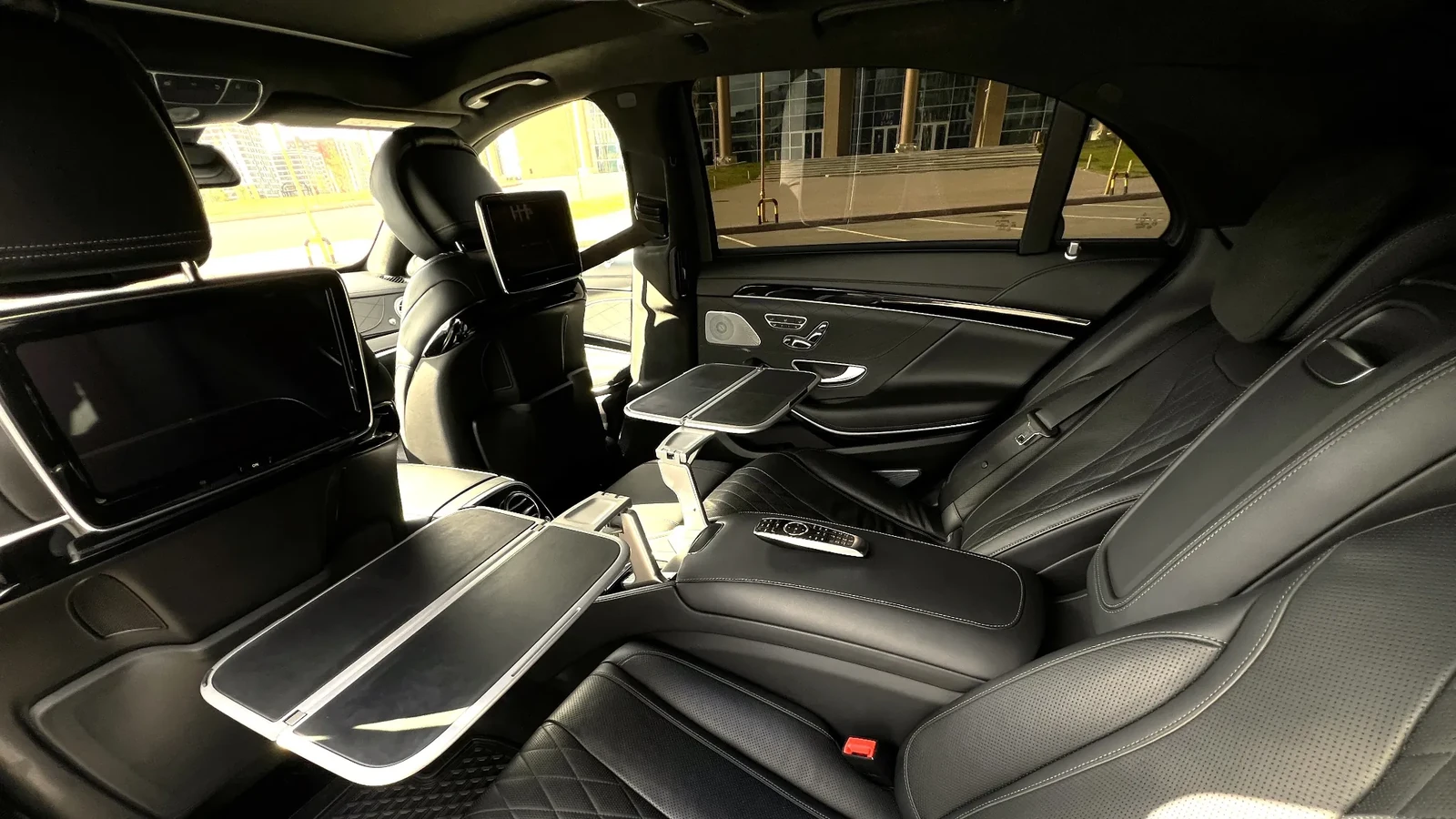 Задний ряд Mercedes-Benz S-Class 222 с раскладным столиком и мягкими креслами, салон подходит для посуточной работы автомобиля в деловых поездках