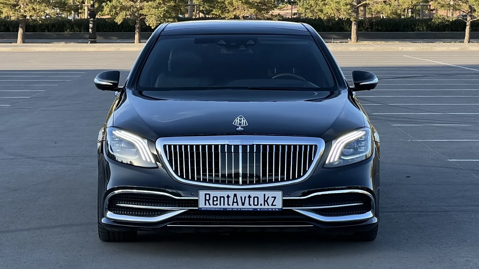 Передняя часть Mercedes-Benz Maybach S-Class 222 с фирменной решёткой радиатора, статусный седан с водителем для деловых приёмов и официальных визитов