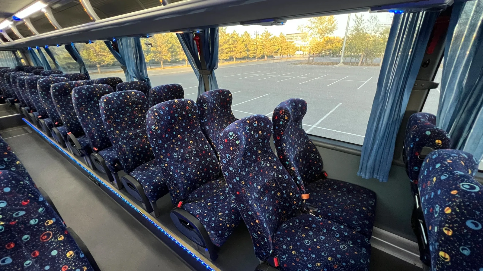 Ряды мягких сидений в автобусе Higer, который работает по направлению из Астаны в Боровое