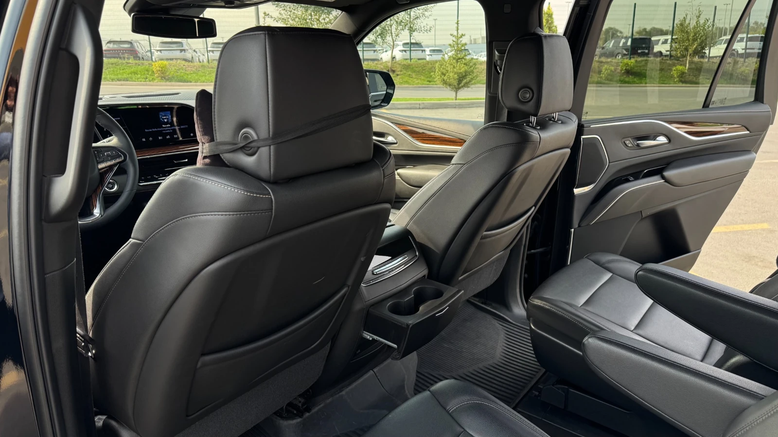 Капитанские кресла Escalade, удобные при аренде внедорожника с водителем